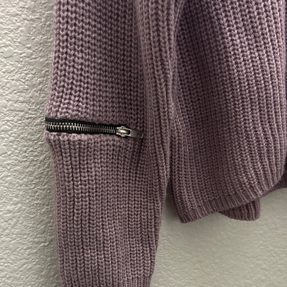 Elegant Mauve V-Neck Sweater - Picture 2 of 4